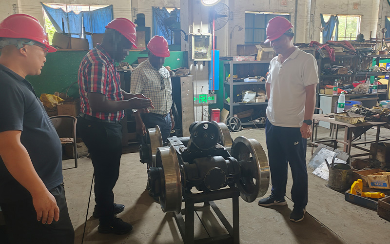 海外客戶來廠采購礦用電機(jī)車 3.jpg