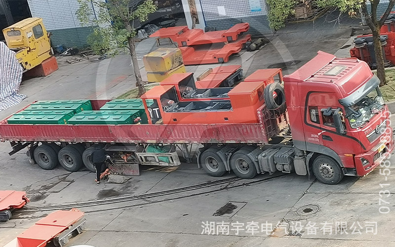 雙駕駛室8噸防爆蓄電池電機車發(fā)貨 3.jpg